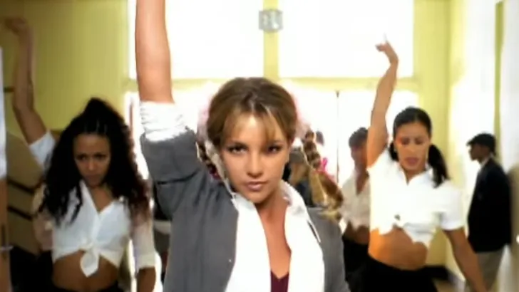 Foto: Marieke Elsinga imiteert iconische Britney Spears-clip
