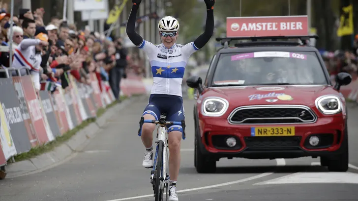 Amstel Gold Race: Van der Breggen wint snelle vrouwenkoers