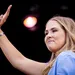 Amalia zwaaidend tijdens Koningsdag 2025