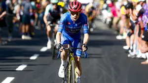 Jonas Vingegaard rijdt zittende weg van Felix Gall in de Giro d'Italia.