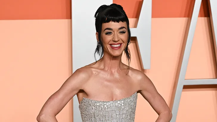 Katy Perry poseert op de rode loper - ruimte