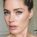 Doutzen Kroes showt afgetrainde buik en ze ziet er waanzinnig uit