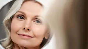 Vrouw kijkt in spiegel close-up