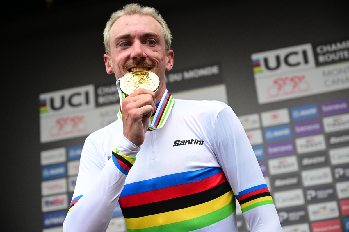 Brandon McNulty debuteert als wereldkampioen in Italië: ‘Ook met de regenboogtrui help ik mijn ploegmaats’