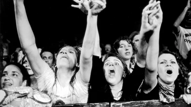 Gillende meisjes tijdens een concert van The Rolling Stones in 1975.