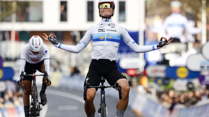 Demi Vollering is een van de beste wielrensters ter wereld, maar de Nederlandse kan ook op kritiek rekenen. Tom Dumoulin ziet te veel jaknikkers om Vollering heen.