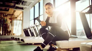 Sport je fanatiek maar val je niet af? Experts waarschuwen voor de 'Cortisol-buik' (en waarom wandelen soms beter werkt)