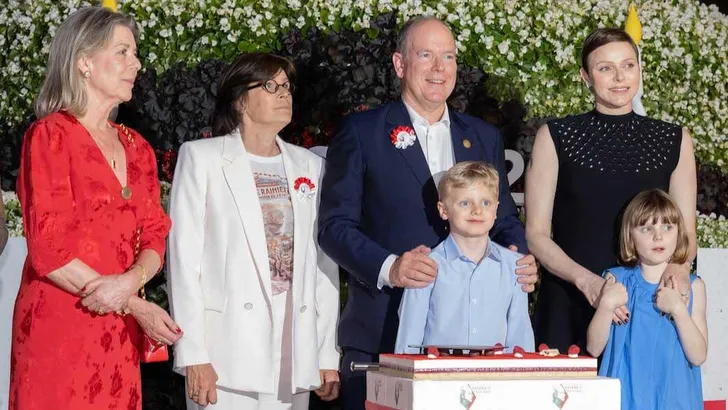 LA FAMILIA REAL DE MONACO CELEBRA EL CENTENARIO DEL NACIMIENTO DE RAINIERO CON UNA GRAN TARTA