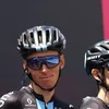 Giro | Drama bij Team DSM: Romain Bardet moet door ziekte opgeven
