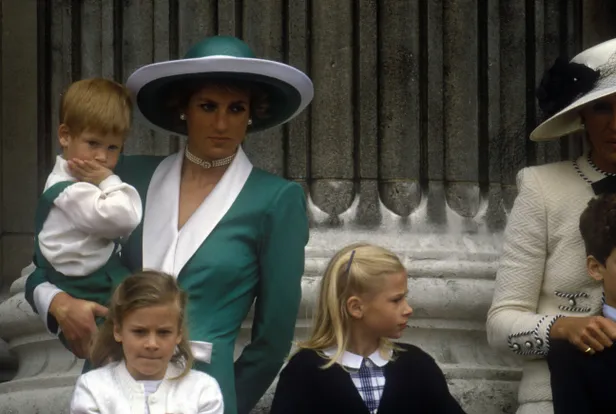 Prinses Diana droeg in 1988 een soortgelijke look voor Trooping the Colour.