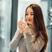 Vrouw ruikt aan heerlijke parfum.