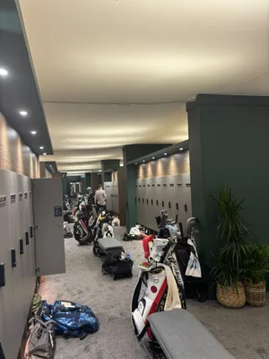 De kleedkamer op Royal Birkdale vult zich langzaam.