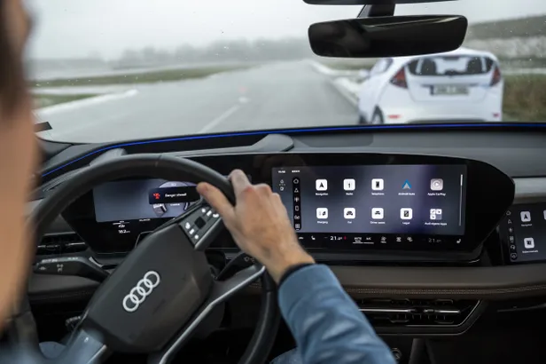 Enhanced safety in critical situations: The evasive steering assist can automatically apply a steering impulse to avoid obstacles and actively support the driver.