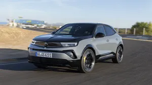 De snelste elektrische Opel ooit wint grote prijs, maar de echte verrassing begint zodra je instapt