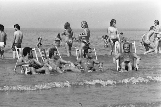 Afkoelen in de zee, 1975
