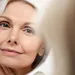 Vrouw kijkt in spiegel close-up