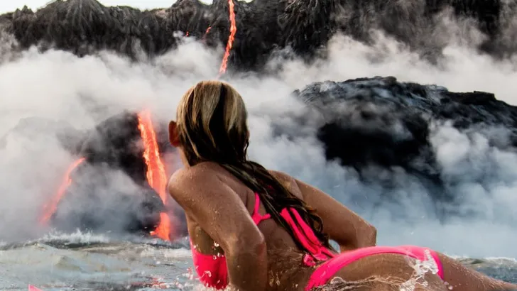Vrouw zwemt tussen lava en de beelden zijn adembenemend