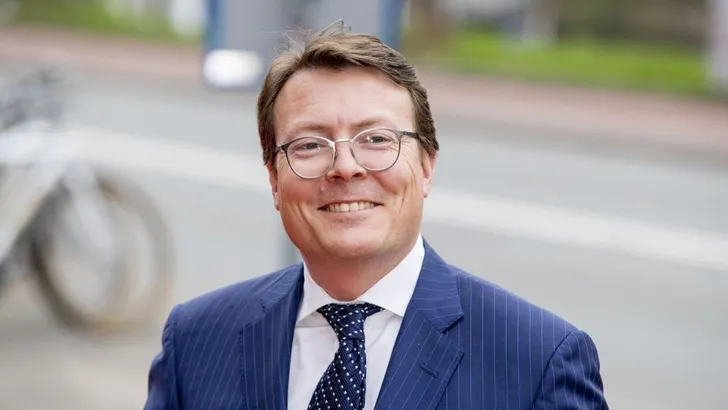 Prins Constantijn laat baard staan