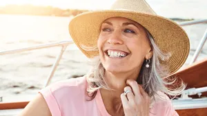 vakantie vrouw gelukkig gelukspsycholoog