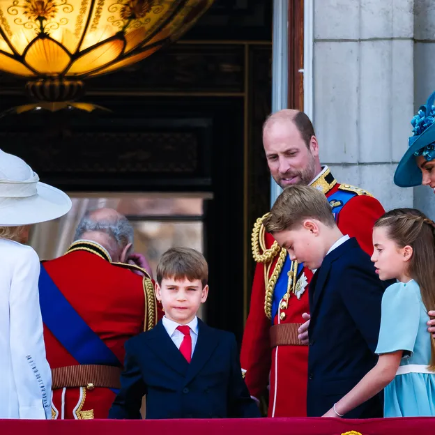 Foto van de Britse royals op het paleis van Buckingham Palace bij Trooping the Colour 2025.