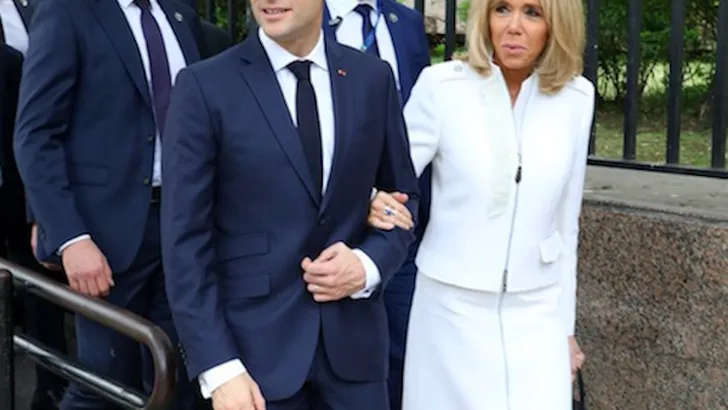 Brigitte Macron (65) rockt de trend van deze zomer: de korte rok
