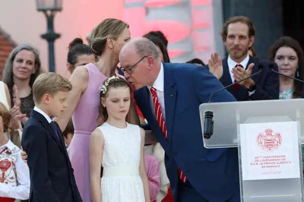 Dochter Gabriella lijkt niet heel enthousiast over de kleffe kant van vaders.