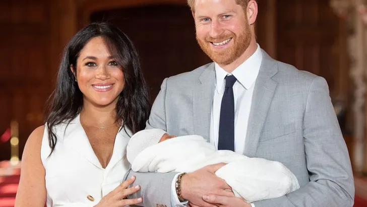 Babynieuws! Ze is er, en het dochtertje van Harry en Meghan heet...