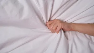 vrouw hand laken lust orgasme 
