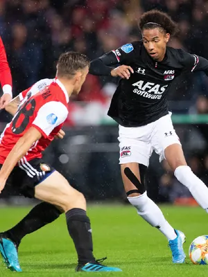 Gaat Ajax deze zomer voor Steven Berghuis (l) of voor Calvin Stengs (r)?