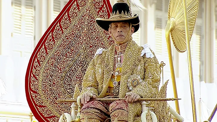Thaise koning reist in stijl met 250 bedienden