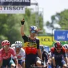 Dauphiné | Groenewegen er bergop afgereden, Wout van Aert wint sprint: 'In voorjaar niet altijd tevreden over sprint, hard aan gewerkt'