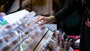 Vrouw is make-up aan het shoppen in de winkel.