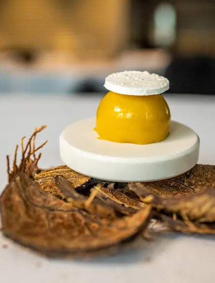 Pittige taartjes met witte chocolade en curry