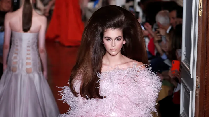 Zien: mega kapsels bij Valentino Haute Couture show