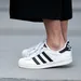 Dit wordt de sneaker waar iedere vrouw in 2017 mee gespot wordt