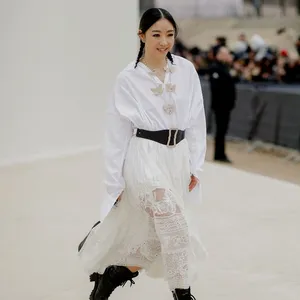 Modellen showen witte Broderie Anglaise midi-rokken tijdens Dior 2024/2025 fashion show