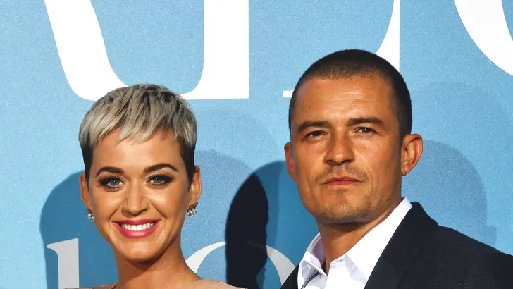 Zien: Orlando Bloom onder vuur door hond in zak