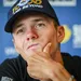 remco evenepoel kijkt bedenkelijk tijdens een persmoment