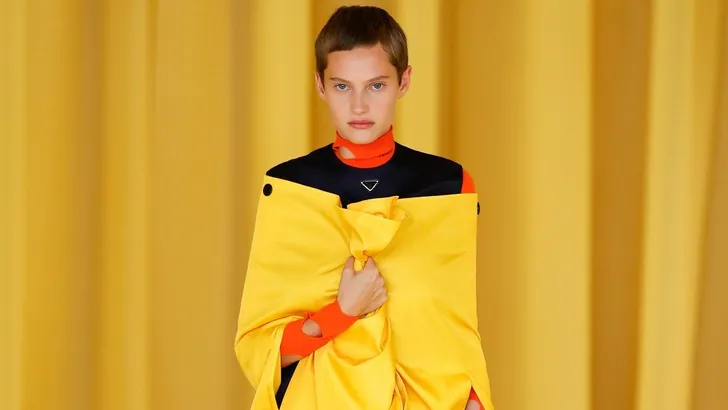 Prada viert de lente met spannende jassen