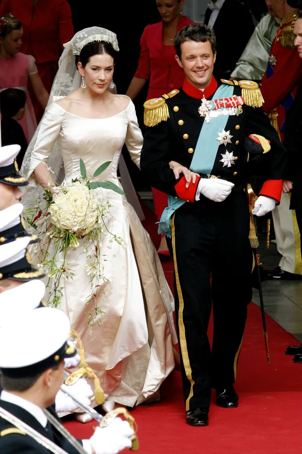 Foto van prinses Mary en prins Frederik van Denemarken bij hun huwelijk, mei 2004.