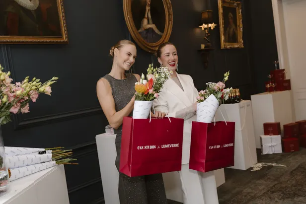 Robin en Rosanne verblijden alle gasten met leuke goodies uit onze gift suite 