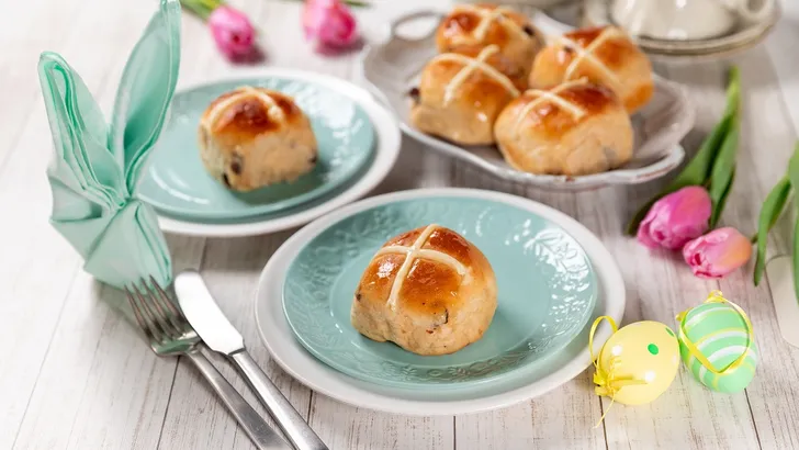 Paastraktatie: de hot crossbuns van de Queen