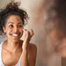 Vrouw is bezig met haar skincare.