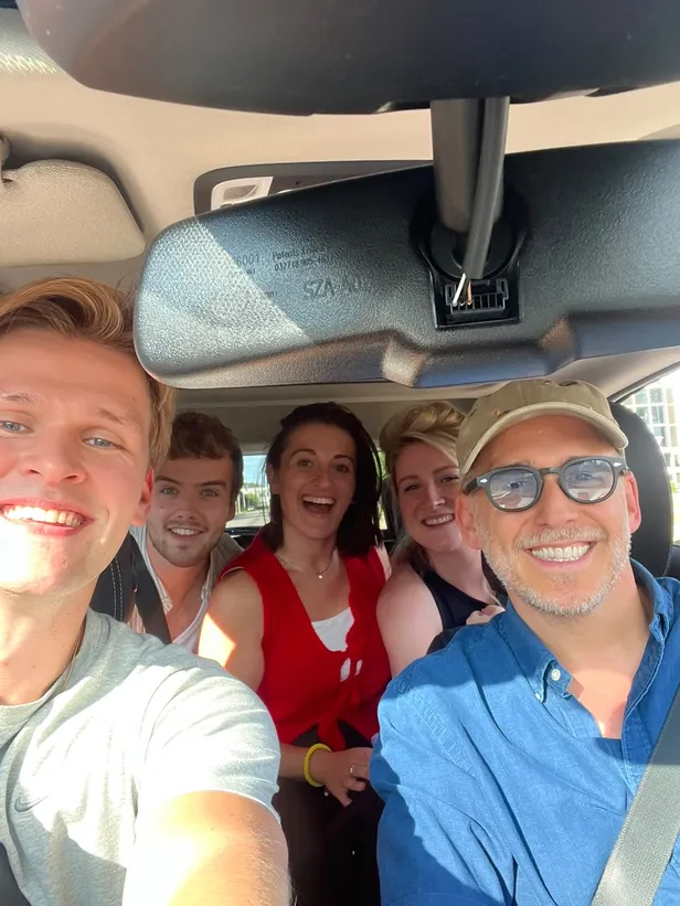 Calvin Kromheer in de auto met Thijs Kokke, Kim Reizevoort, Cathelijne de Sonnaville en Robbert van den Berg, acteurs in Titanique de musical.