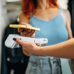 Vrouw betaalt contactloos