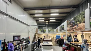 Productiehal van Reysport Sportswear in Zeeland, waar wielerkleding volledig in eigen huis wordt ontworpen en gemaakt