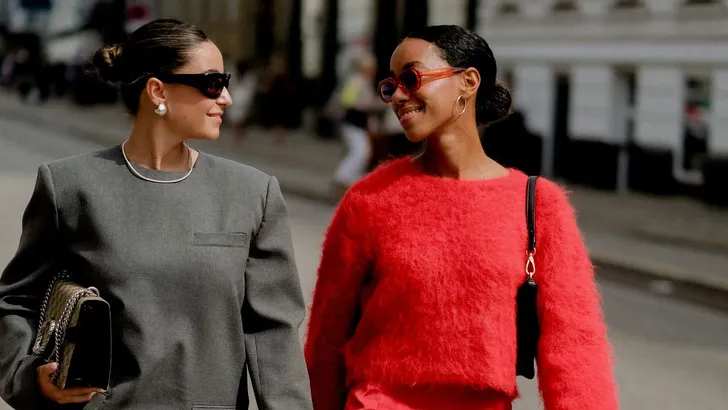 Vriendinnen aan het genieten van de zon in stijlvolle outfits.