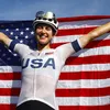 Wie is 'de Amerikaanse Mollema' Kristen Faulkner: zalm vangen in Alaska, toproeister op Harvard, durfkapitalist op Wall Street en nu olympisch kampioen | Wieler Revue