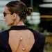 Vrouw met grote statement oorbellen tijdens Fashion Week, in stijl.