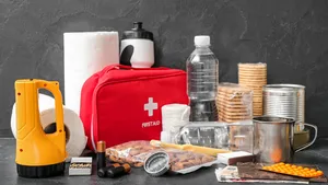 Iedereen denkt aan water en eten, maar dit wil de overheid óók dat je in je noodpakket stopt